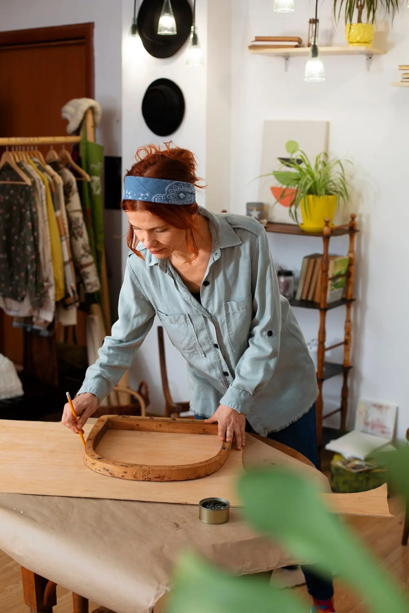 Vorderansicht einer Frau, die Holzmöbel restauriert.