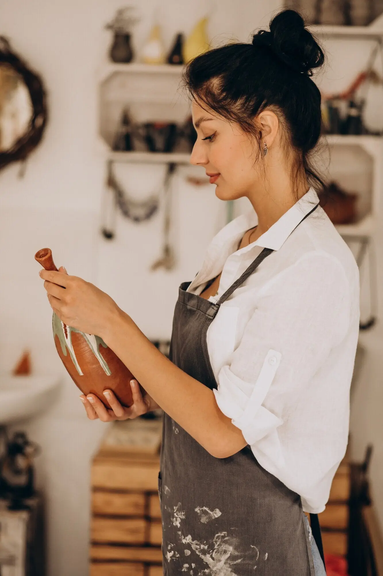 Handwerksmeisterin in einem Töpferladen