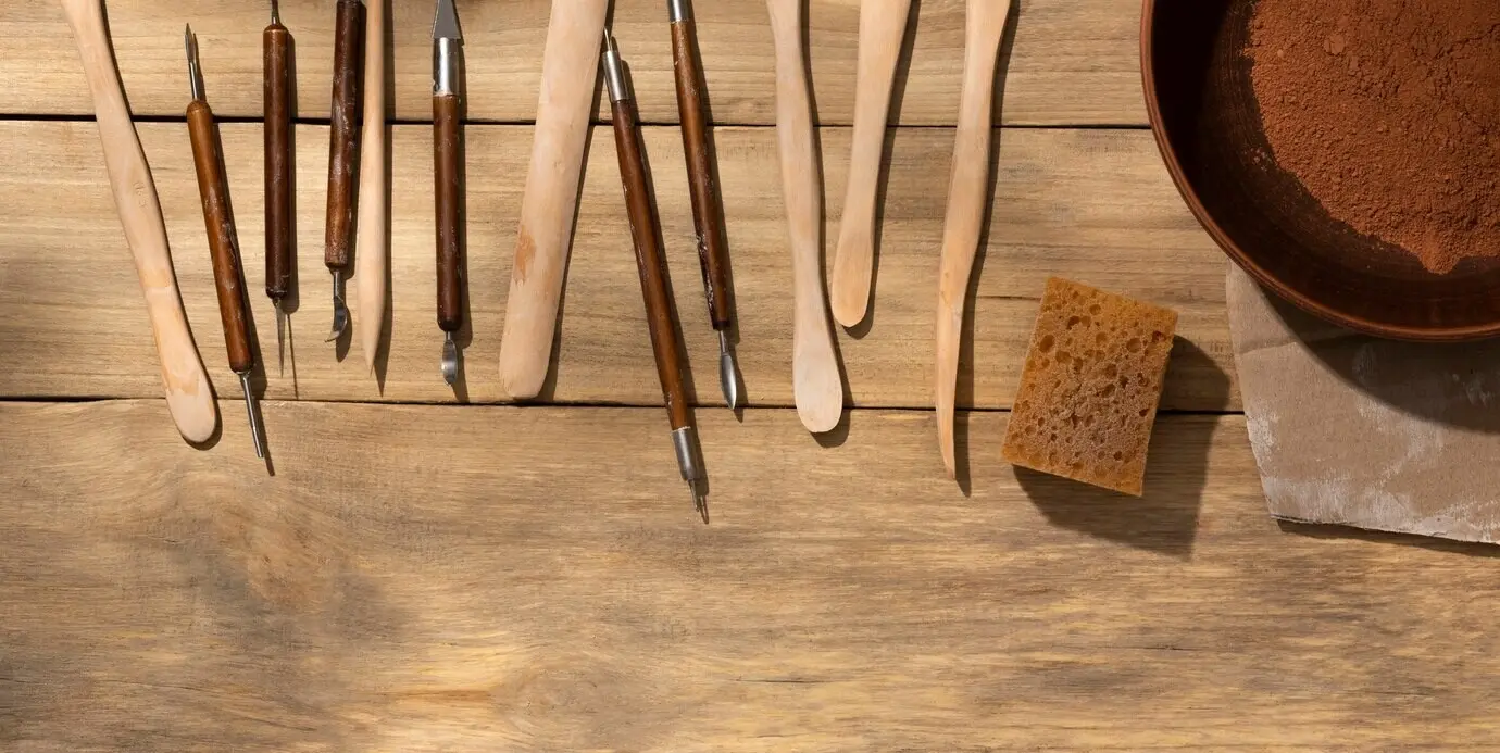 Stillleben mit Keramik- und Töpferwerkzeugen