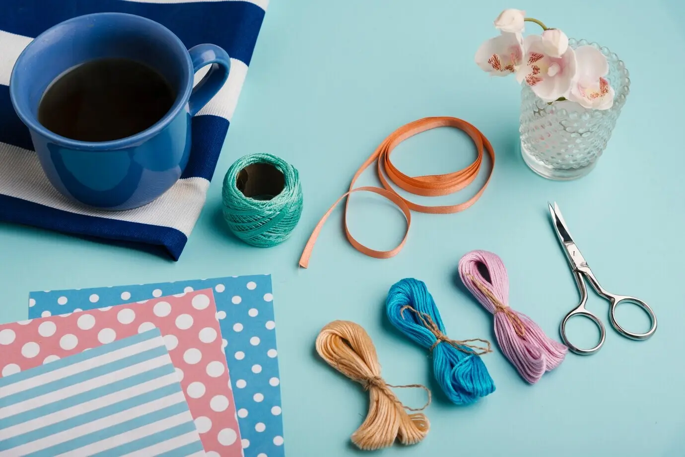 Nahaufnahme verschiedener bunter Materialien auf einem Tisch